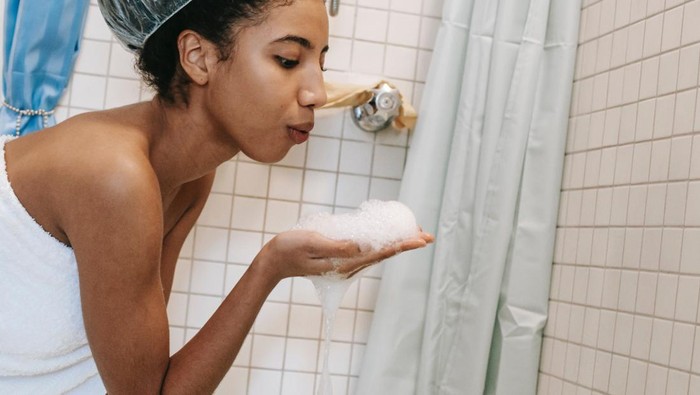 Kepribadian Seseorang dari Siraman Pertama Saat Mandi, Orang Pemalu Menyiram Bagian Intim Lebih Dulu!