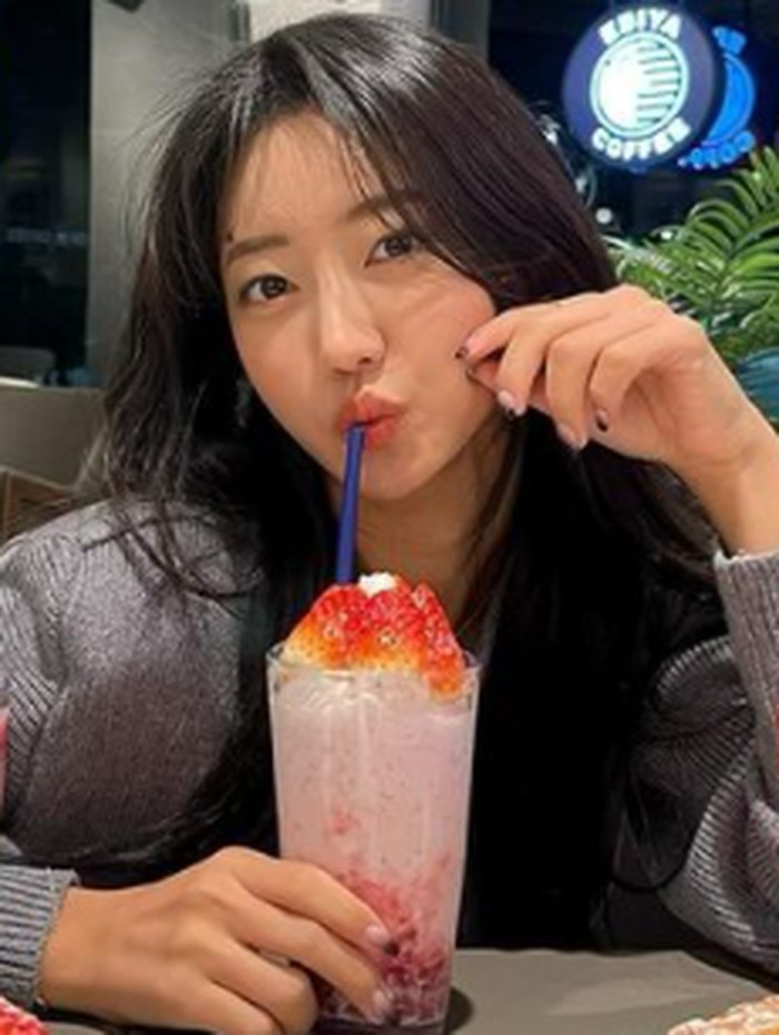 Meskipun 'jatahnya' untuk muncul di layar tak sebanyak peserta Single's Inferno lainnya, popularitas Ahn Yea Won cukup meningkat. Bisa dilihat dengan jumlah followers di akun Instagramnya yang kini telah meningkat drastis dan menyentuh angka 1 juta!/ foto: instagram.com/yeah.w__