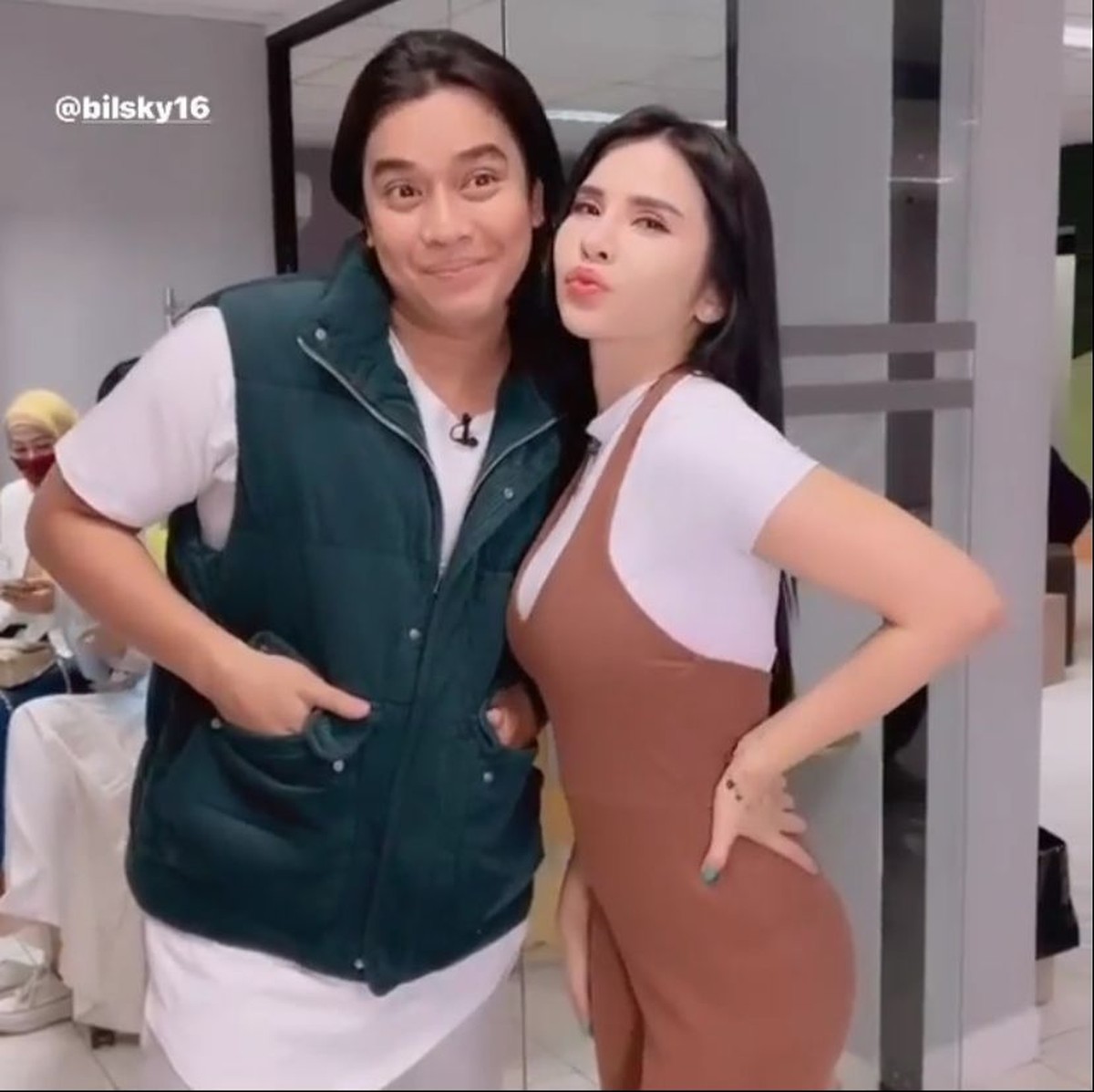 Billy Syahputra baru-baru ini dekat dengan Maria Vania sering ngonten saat olahraga bareng bikin netizen iri&period; Yuk intip potretnya&excl;