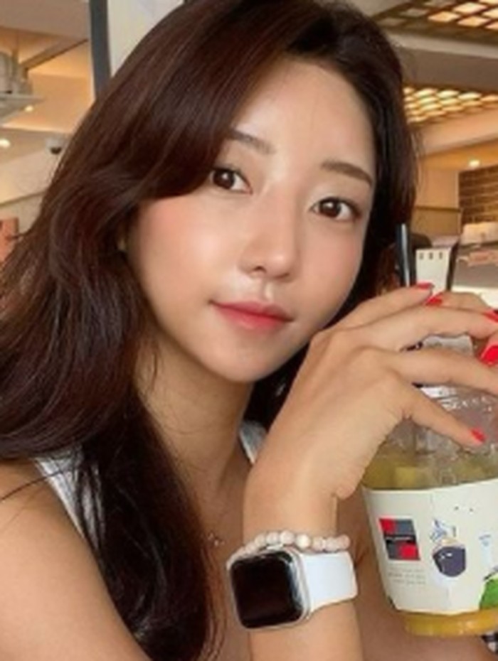 Nama Ahn Yea Won semakin dikenal ketika ia mengikuti dating show berjudul Single's Inferno yang tayang di Netflix. Selain wajahnya yang cantik, banyak penonton jatuh hati dengannya karena kepribadiannya yang sederhana./ foto: instagram.com/yeah.w__
