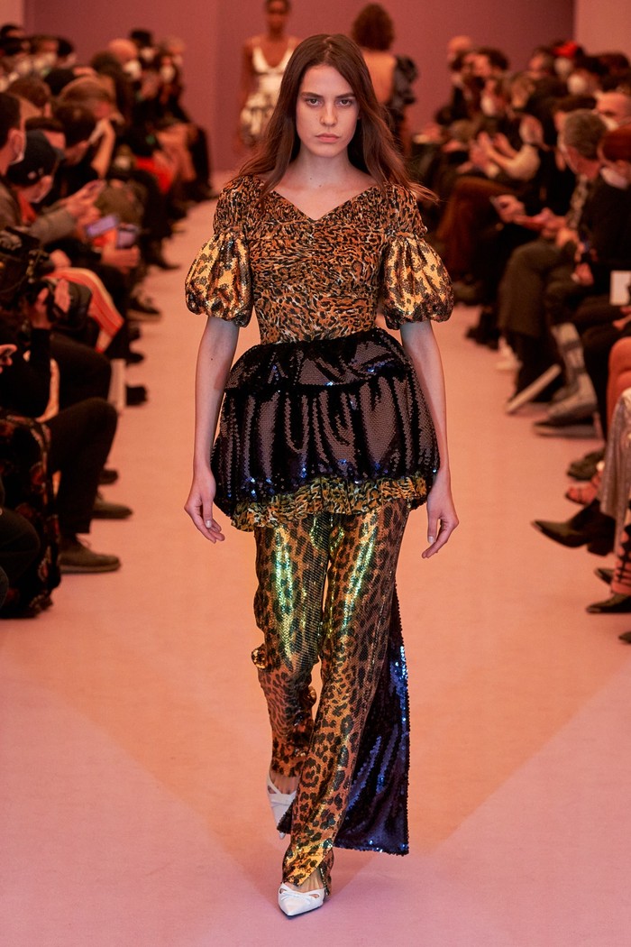 Motif leopard turut hadir dalam rupa padanan atasan detail peplum dan celana senada dalam material mengkilap. More is more indeed! Foto: Alessandro Lucioni/Go Runway/Vogue
