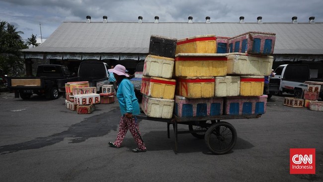 FOTO: Perempuan Tangguh di Balik Pemindangan Ikan