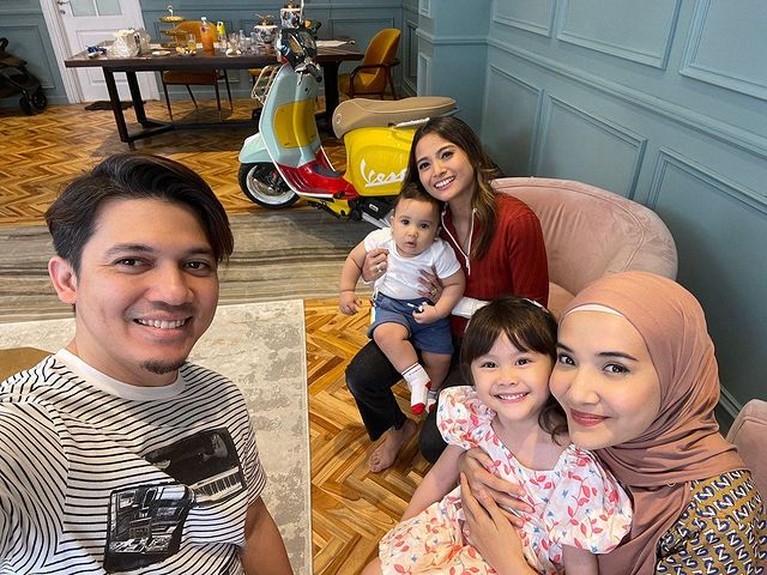 Acha Septriasa main ke rumah mantan kekasihnya Irwansyah dan tampak akrab dengan Zaskia Sungkar. Yuk intip!