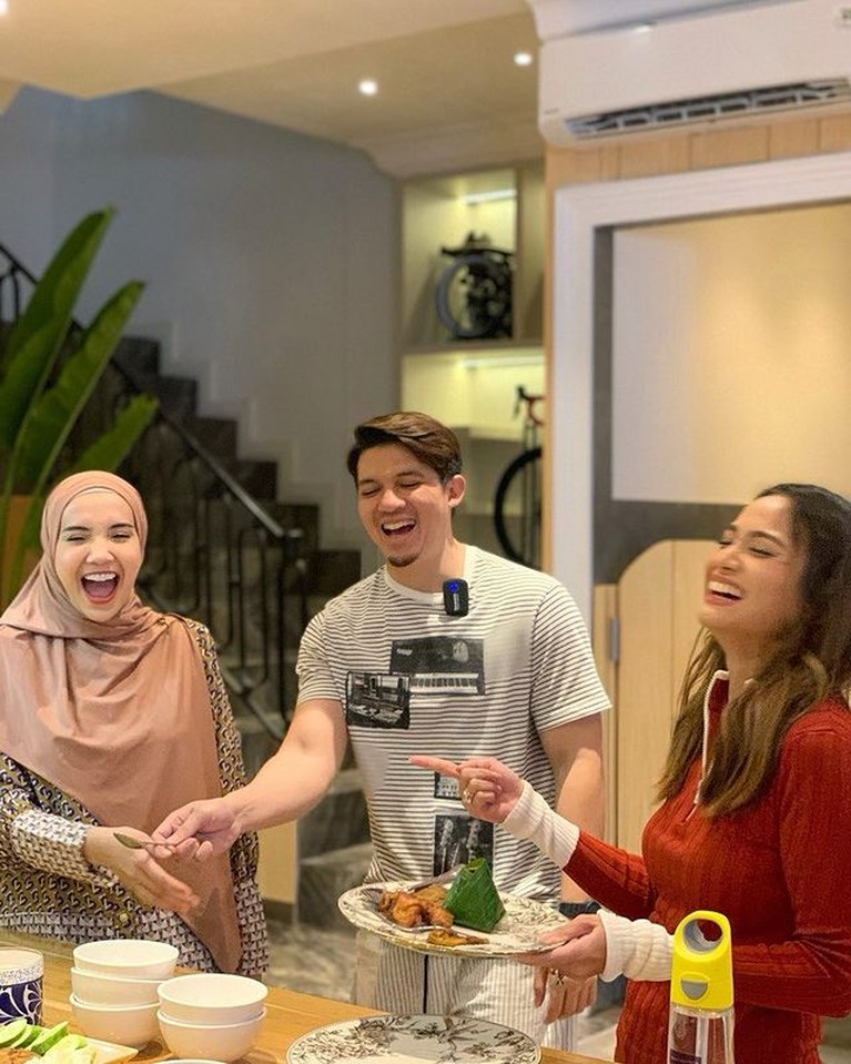 Potret Acha Septriasa bertemu Irwansyah dan Zaskia Sungkar Acha Septriasa main ke rumah mantan kekasihnya Irwansyah dan tampak akrab dengan Zaskia Sungkar. Yuk intip!