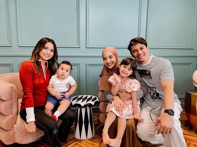 Potret Acha Septriasa bertemu Irwansyah dan Zaskia Sungkar Acha Septriasa main ke rumah mantan kekasihnya Irwansyah dan tampak akrab dengan Zaskia Sungkar. Yuk intip!