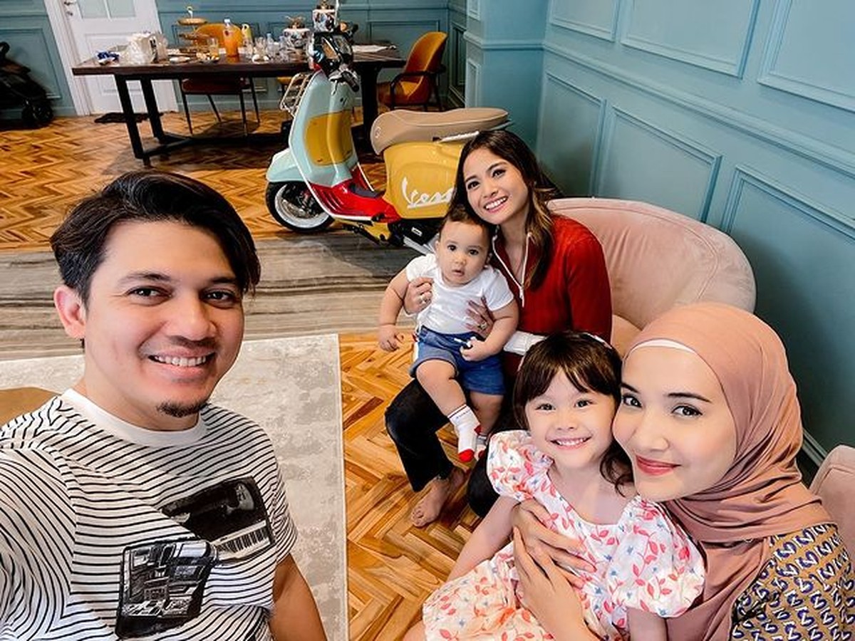 Acha Septriasa main ke rumah mantan kekasihnya Irwansyah dan tampak akrab dengan Zaskia Sungkar&period; Yuk intip&excl;