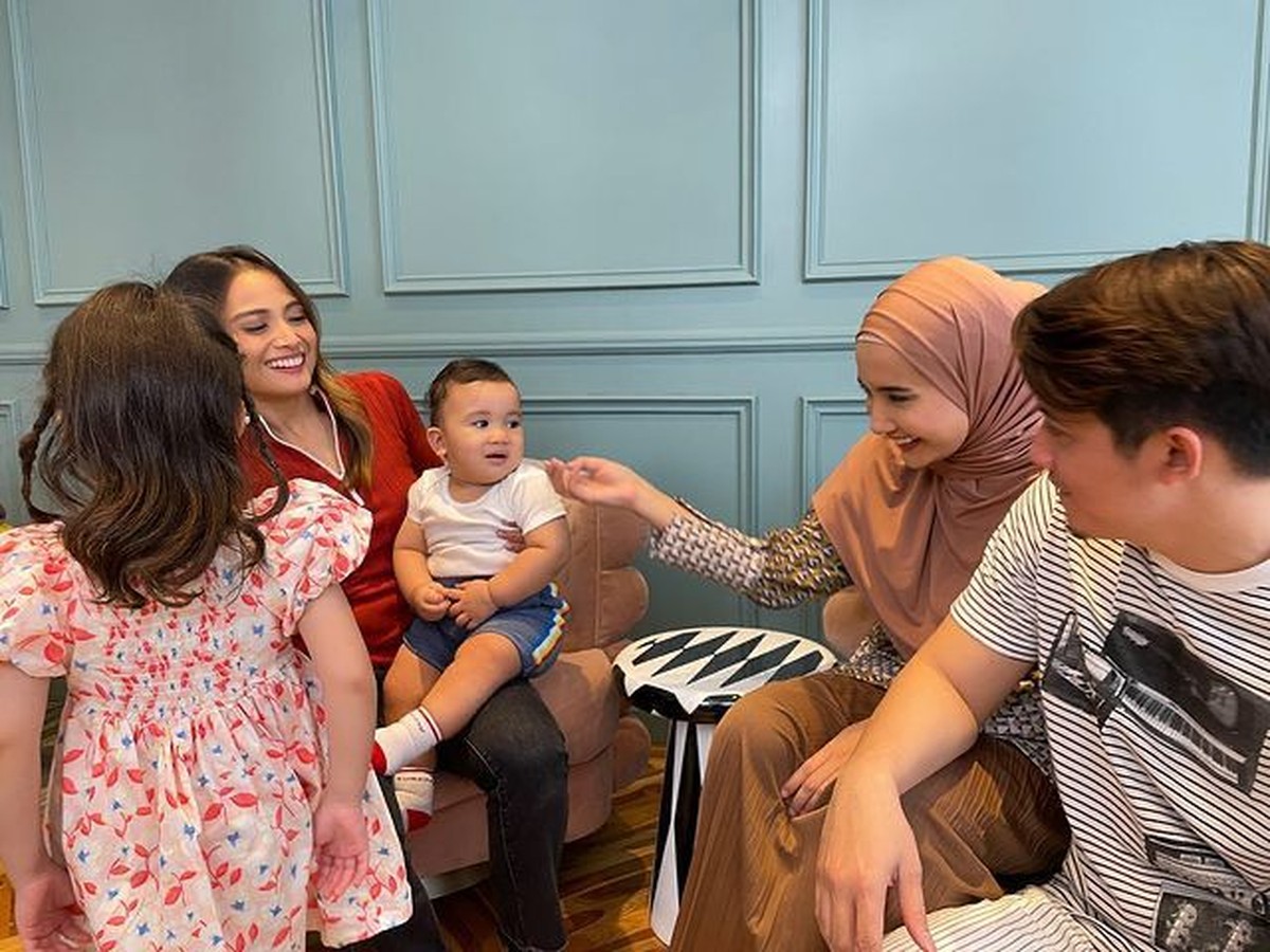 Acha Septriasa main ke rumah mantan kekasihnya Irwansyah dan tampak akrab dengan Zaskia Sungkar&period; Yuk intip&excl;