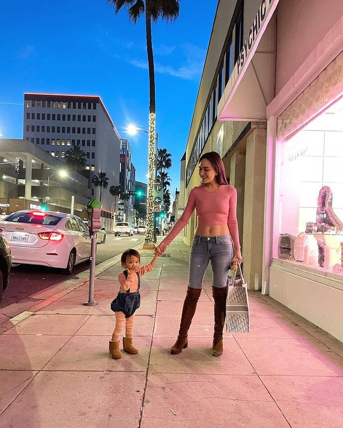 Rupanya Shandy juga gemar mendandani sang buah hati, Claire Herbowo. Terlihat kompak dengan boot berwarna coklat dan crop top pink, mereka terlihat menikmati liburan di Amerika. (@shandyaulia)
