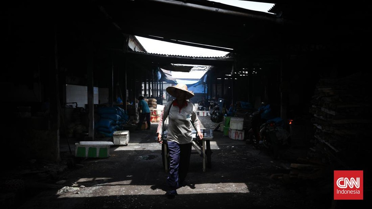 FOTO: Perempuan Tangguh di Balik Pemindangan Ikan