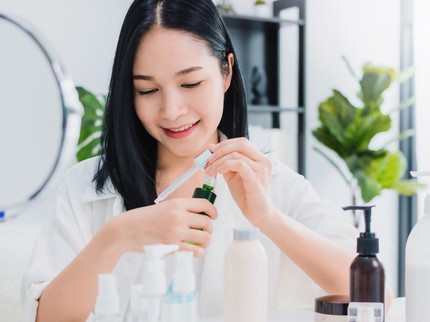6 Manfaat Serum Selain Mencerahkan Wajah, Skincare yang Ringan di Kulit