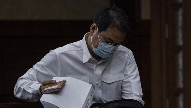 Mantan Wakil Ketua DPR, Azis Syamsuddin menangis tersedu-sedu saat membacakan pleidoi dalam sidang kasus dugaan suap.