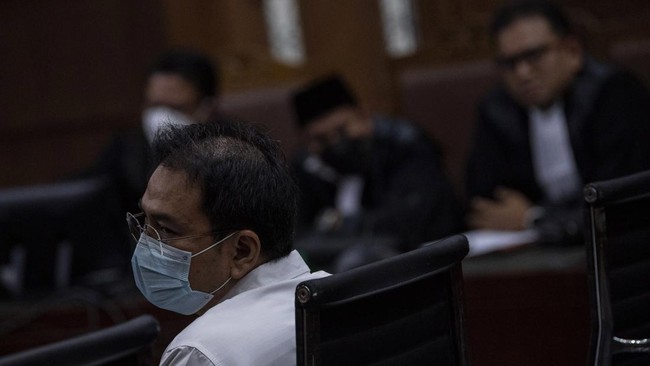 Eks Wakil Ketua DPR Azis Syamsuddin mengaku tidak akan berpolitik lagi jika divonis bebas dalam kasus suap, dan memilih jadi pengacara atau dosen.