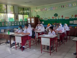 DPR Bisa Lockdown, Kok Sekolah Tatap Muka Masih Jalan Terus?