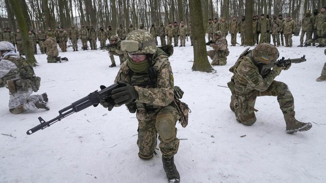 Ukraina mengklaim berhasil merebut kembali Kota Chuhuiv di saat tentara Rusia terus berupaya menduduki sejumlah kota besar di pekan kedua invasi. 