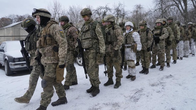 Ukraina kembali melakukan pertukaran tahanan dengan Rusia pada Sabtu (9/4). Dalam pertukaran kali ini, 12 tentara Ukraina yang ditahan Rusia akhirnya pulang.