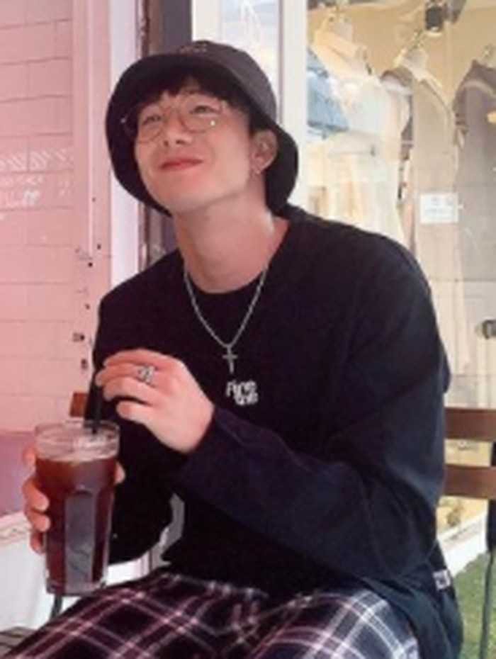 Sebelum tampil di Single's Inferno, wajahnya sudah tidak asing bagi para penggemar K-Pop, karena Cha Hyun Seung merupakan seorang back dancer para idol K-Pop populer, Beauties./ foto: instagram.com/502bright