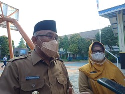 Walkot Idris Tinjau Hari Pertama PTM 100 Persen di SMPN 3 Depok