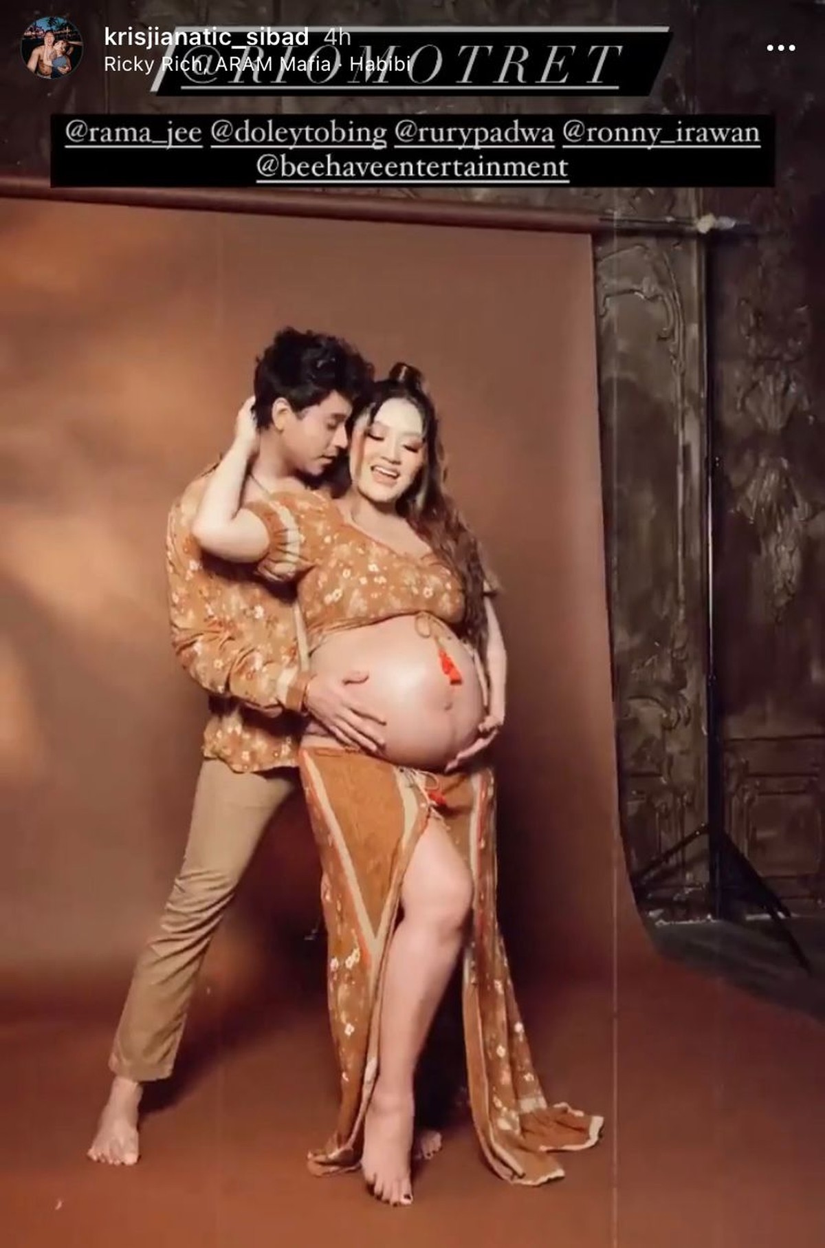 Hamil anak pertama&comma; Siti Badriah lakukan pemotretan maternity ditemani suami tercinta Krisjiana&period; Yuk intip potretnya&excl;