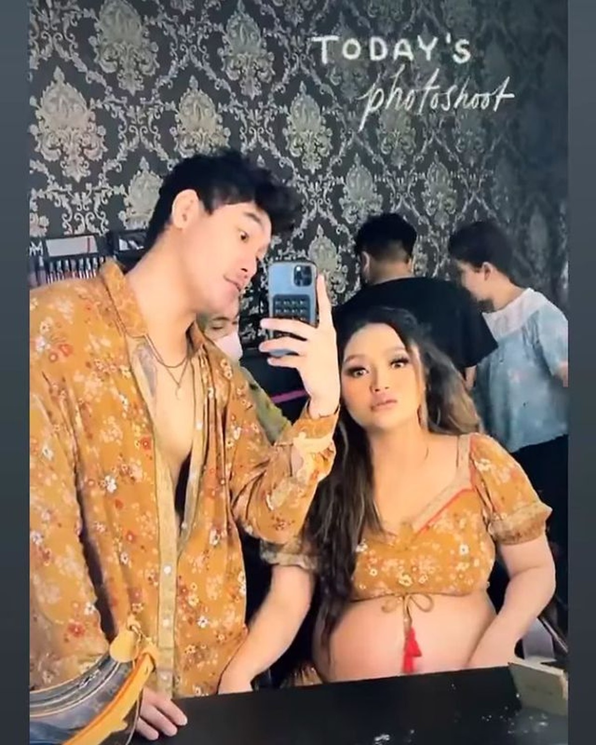 Hamil anak pertama&comma; Siti Badriah lakukan pemotretan maternity ditemani suami tercinta Krisjiana&period; Yuk intip potretnya&excl;