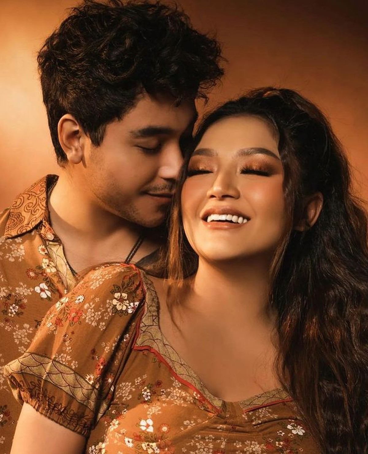 Hamil anak pertama&comma; Siti Badriah lakukan pemotretan maternity ditemani suami tercinta Krisjiana&period; Yuk intip potretnya&excl;