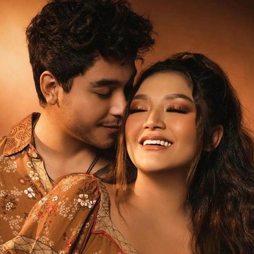 Suami Siti Badriah Diserbu Netizen Usai Salat Pakai Kaos Singlet