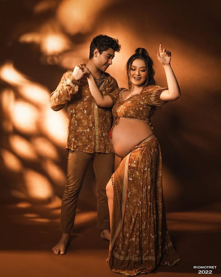 Hamil anak pertama, Siti Badriah lakukan pemotretan maternity ditemani suami tercinta Krisjiana. Yuk intip potretnya!