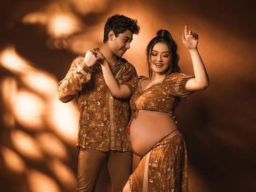 Intip 7 Gaya Asyik Pemotretan Maternity Siti Badriah Bareng Krisjiana