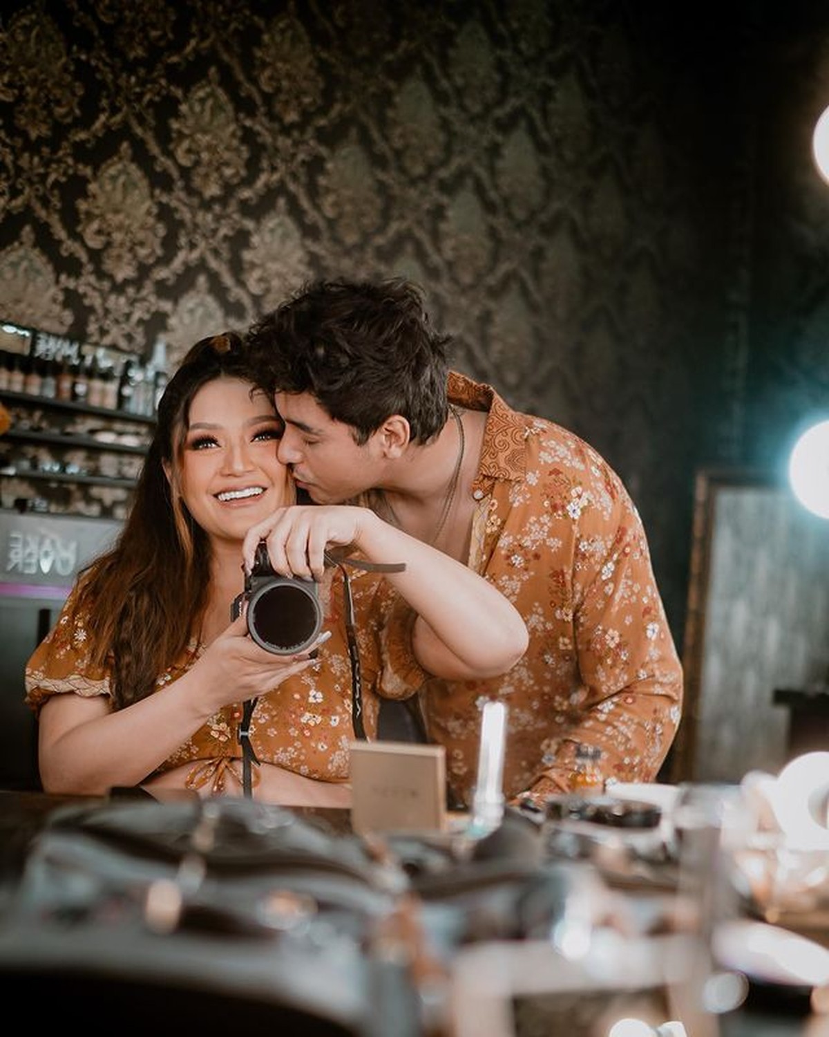 Hamil anak pertama&comma; Siti Badriah lakukan pemotretan maternity ditemani suami tercinta Krisjiana&period; Yuk intip potretnya&excl;