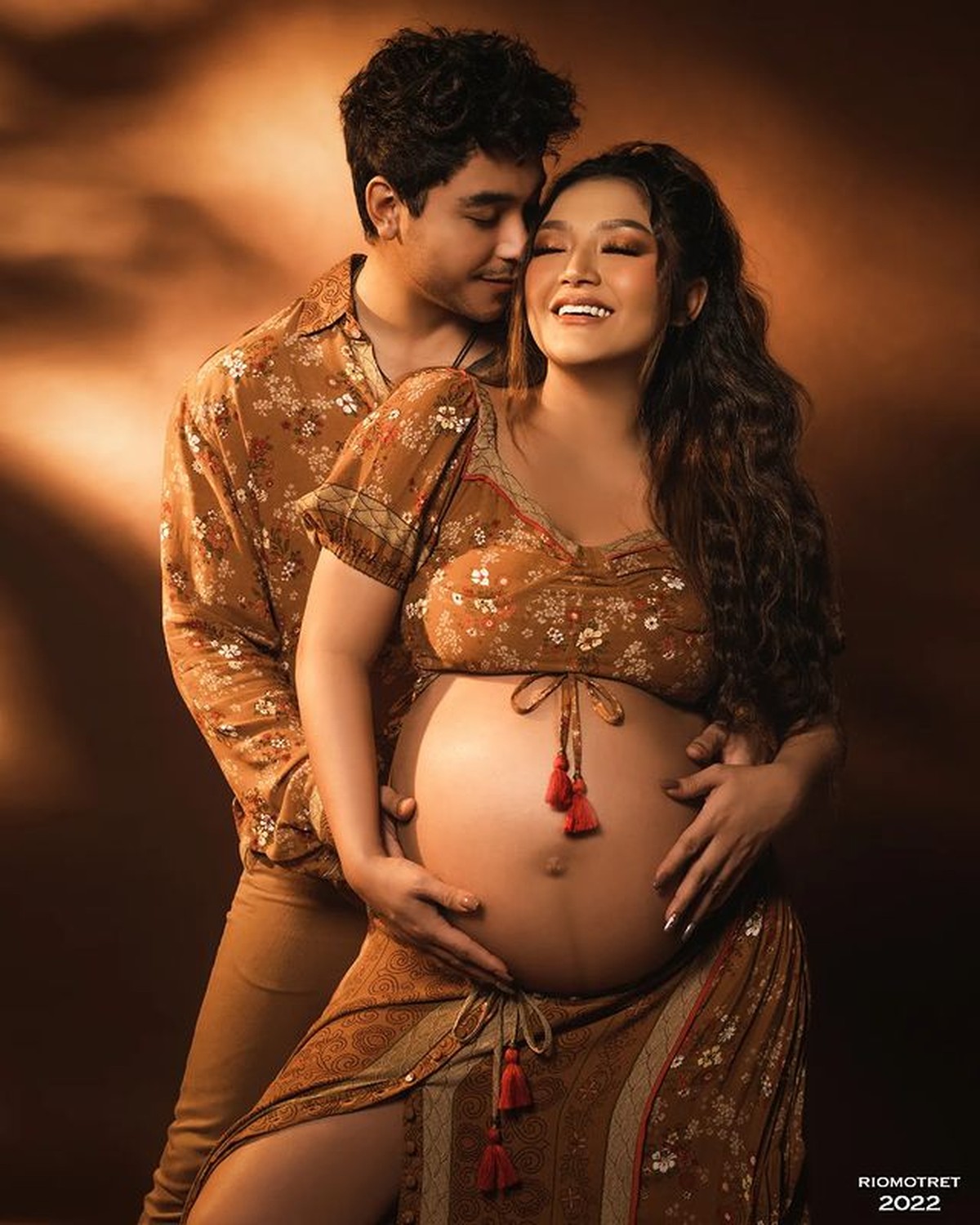 Hamil anak pertama&comma; Siti Badriah lakukan pemotretan maternity ditemani suami tercinta Krisjiana&period; Yuk intip potretnya&excl;