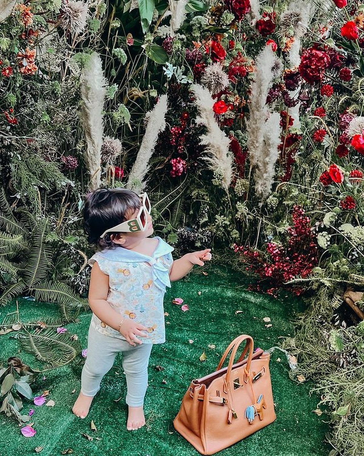 Maryam Eliza Khair Assegaf atau Ayang putri Tasya Farasya berpose di samping tas Hermes bak sosialita cilik&period; Yuk intip&excl;