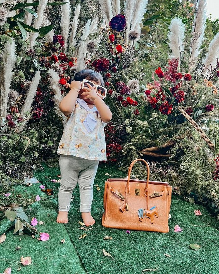 7 Potret Ayang Anak Tasya Farasya di Samping Tas Hermes Maryam Eliza Khair Assegaf atau Ayang putri Tasya Farasya berpose di samping tas Hermes bak sosialita cilik. Yuk intip!