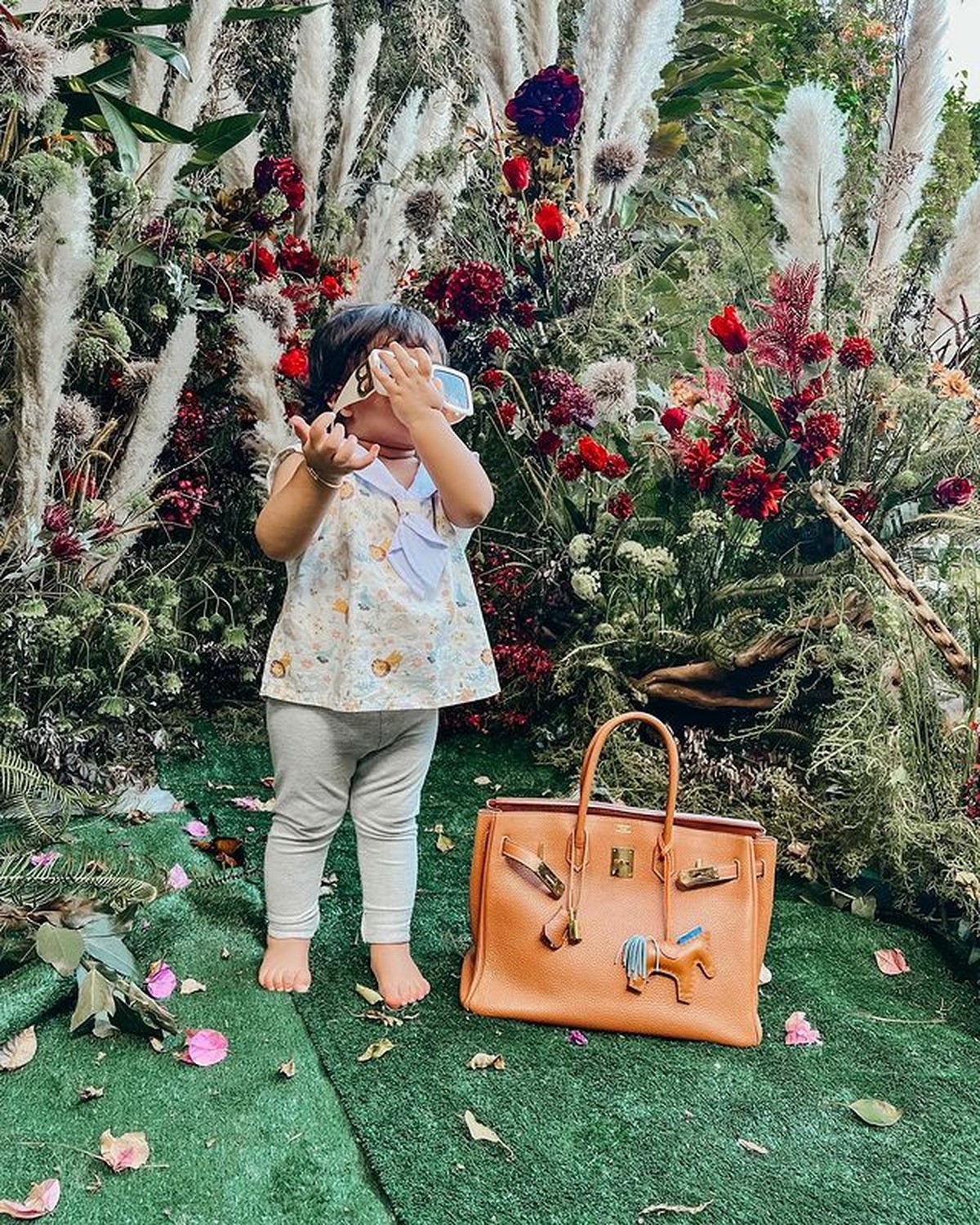 Maryam Eliza Khair Assegaf atau Ayang putri Tasya Farasya berpose di samping tas Hermes bak sosialita cilik&period; Yuk intip&excl;