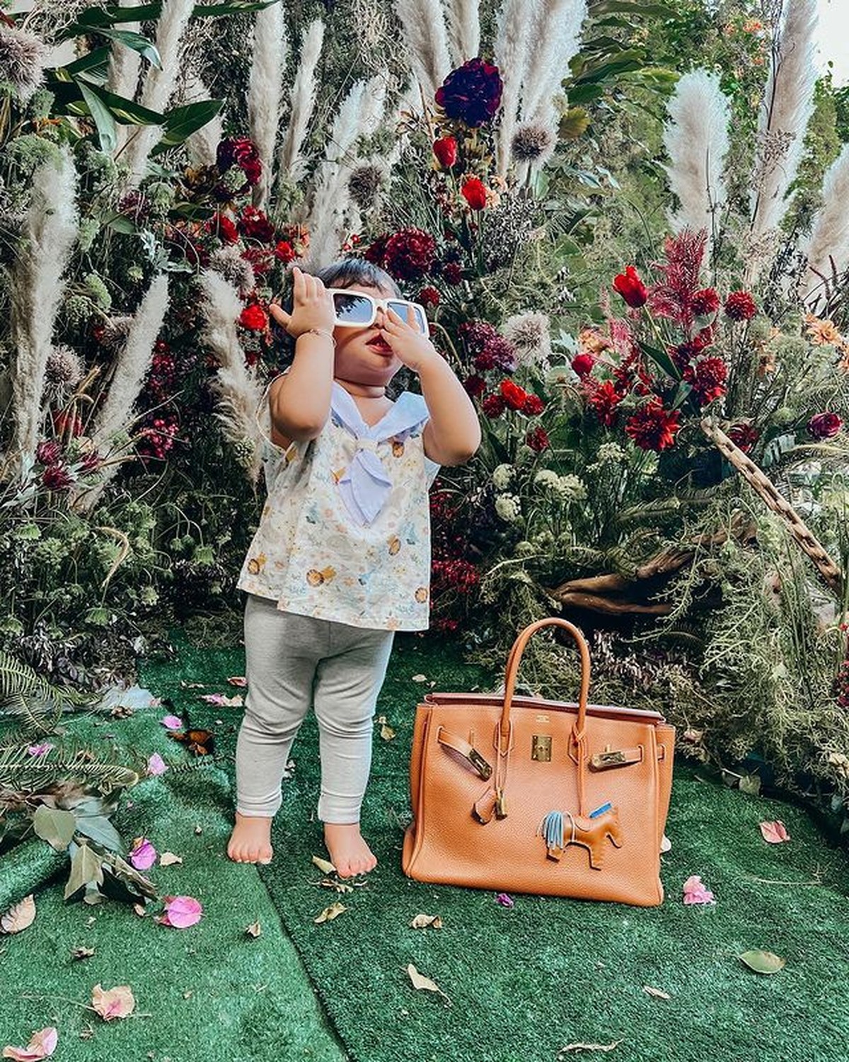 Maryam Eliza Khair Assegaf atau Ayang putri Tasya Farasya berpose di samping tas Hermes bak sosialita cilik&period; Yuk intip&excl;