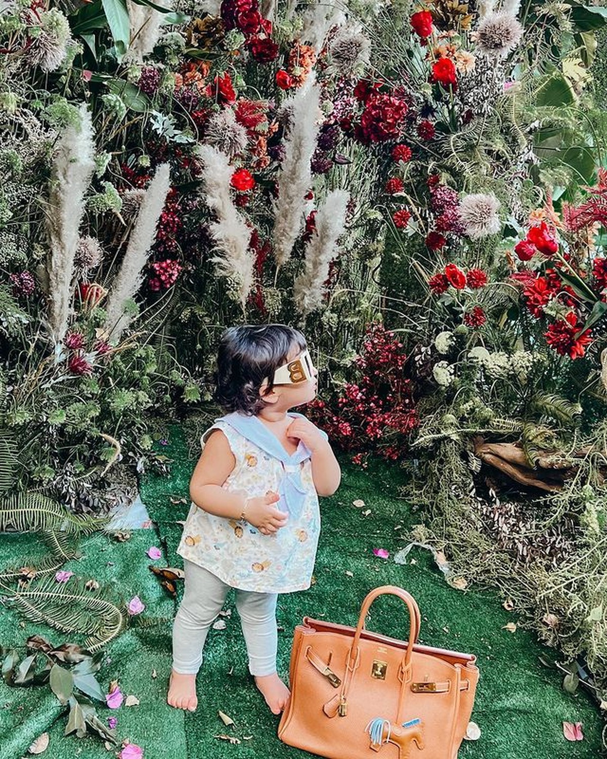 Maryam Eliza Khair Assegaf atau Ayang putri Tasya Farasya berpose di samping tas Hermes bak sosialita cilik&period; Yuk intip&excl;