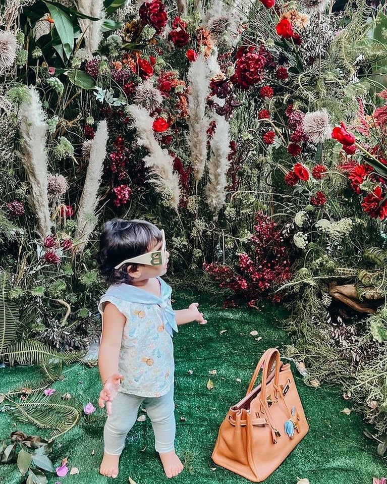 7 Potret Ayang Anak Tasya Farasya di Samping Tas Hermes Maryam Eliza Khair Assegaf atau Ayang putri Tasya Farasya berpose di samping tas Hermes bak sosialita cilik. Yuk intip!