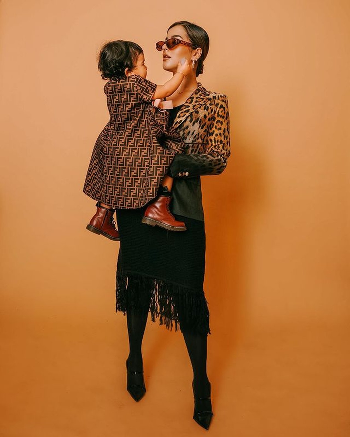 Maryam Eliza Khair Assegaf atau Ayang putri Tasya Farasya berpose di samping tas Hermes bak sosialita cilik&period; Yuk intip&excl;