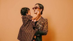 img-title 7 Potret Ayang Anak Tasya Farasya dengan Tas Hermes bak Sosialita Cilik