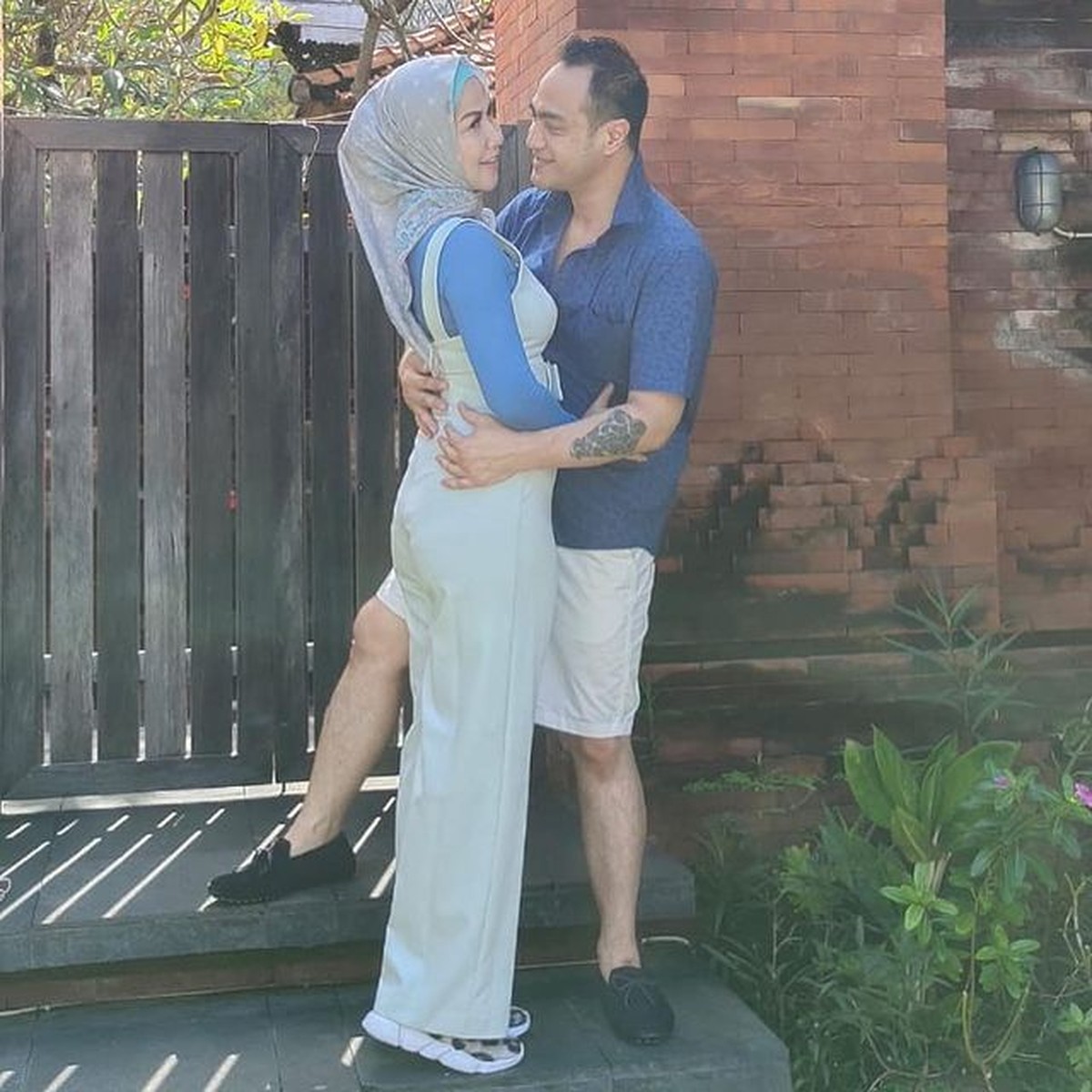 Venna Melinda dan Ferry Irawan pamer kemesraan di Bali sambil urus persiapan pernikahan mereka&period; Yuk intip potretnya&excl;