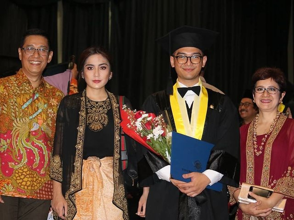 Melkior Mirari anak bungsu Nurul Arifin kini jadi anak tunggal setelah kepergian sang kakak&period; Yuk intip potretnya&excl;