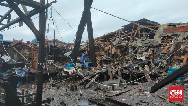 Sembilan unit rumah rusak para akibat ledakan bom ikan di sebuah gudang di Kota Sibolga, Sumut.