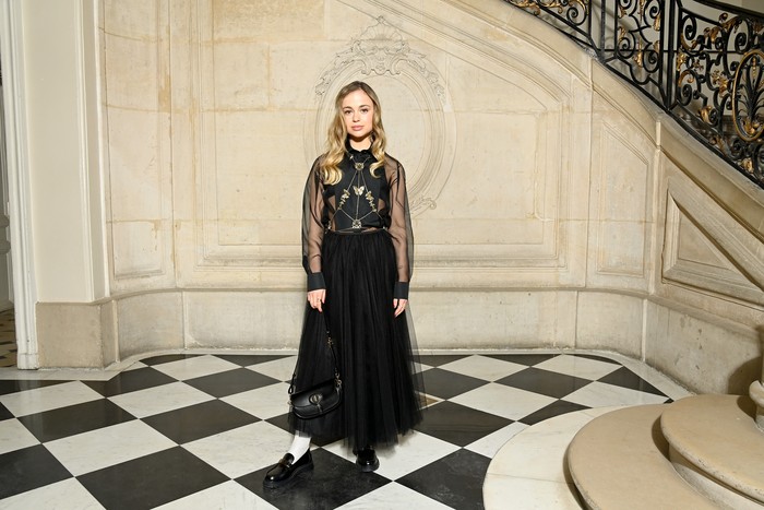 Amelia Windsor memadukan gaun hitam yang elegan dengan sepatu loafer yang boyish. Surprisingly it looks chic! Foto: Getty Images For Dior/Pascal Le Segretain