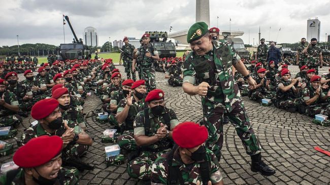 KSAD Dudung menerima laporan Korps kenaikan pangkat 23 Perwira Tinggi (Pati) TNI AD di Markas Besar Angkatan Darat (Mabesad).