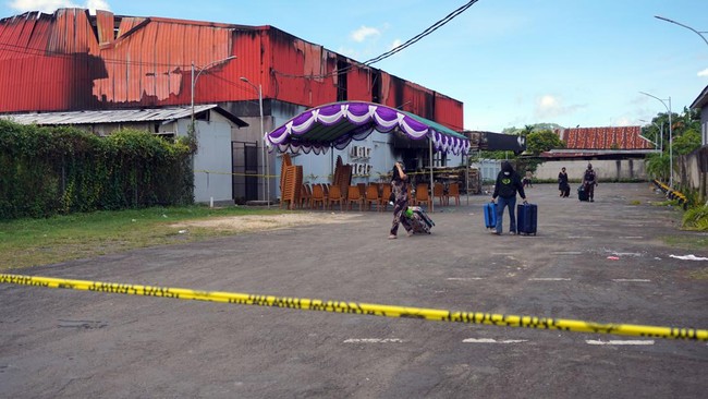 Dalam bentrok di Sorong, 1 korban tewas adalah dari kelompok bertikai karena sabetan benda tajam, sementara belasan lain diduga tamu dan karyawan karaoke.