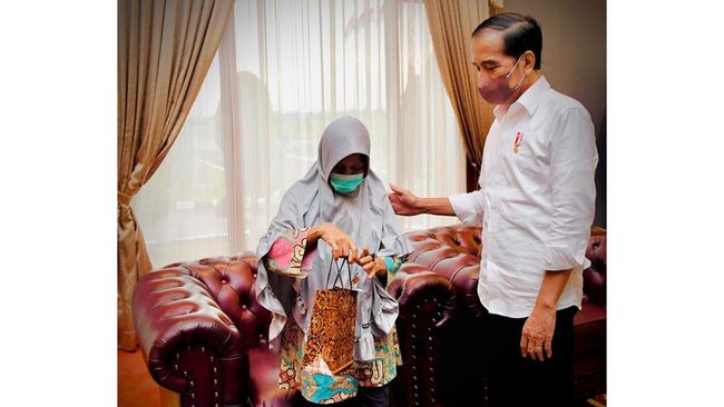 Bantuan tersebut diserahkan langsung oleh Jokowi saat bertemu Mak Unah di ruang VIP Bandara Internasional Sultan Mahmud Badaruddin Palembang, Senin (24/1).