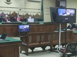 Bupati Probolinggo-Suami Sidang Perdana, Didakwa Terima Rp 360 Juta