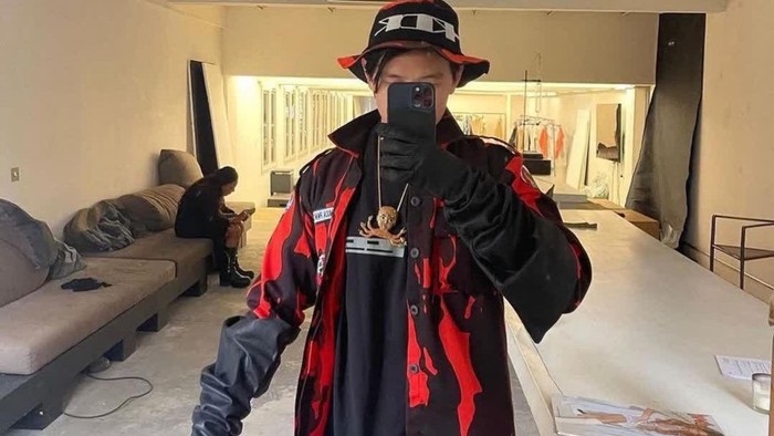 Jadi Kontroversi, Desainer Arnold Putra Pakai Baju Mirip Seragam Pemuda Pancasila di Paris Fashion Week