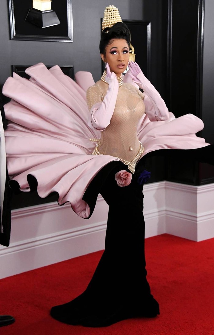 Cardi B juga mengenakan couture Mugler saat menghadiri Grammy Awards 2019 dan sukses menjadikannya salah satu selebriti dengan gaun terbaik kala itu. Bagaimana tidak? Gaun vintage Thierry Mugler berdesain sangat unik. Foto: pinterest.com/Who What Wear UK