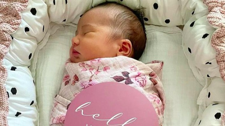Claudia Adinda Melahirkan