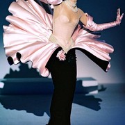 Mengenang Desainer Legendaris Thierry Mugler, Ini Deretan Rancangannya yang Paling Ikonis