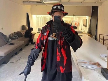img-title Desainer Arnold Putra Bikin Baju Mirip Pemuda Pancasila di Paris Fashion Week